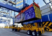 Desde Italia llega al puerto de Cartagena la producción de la Ópera Così Fan Tutte Contenerdor-con-escenografia-de-opera