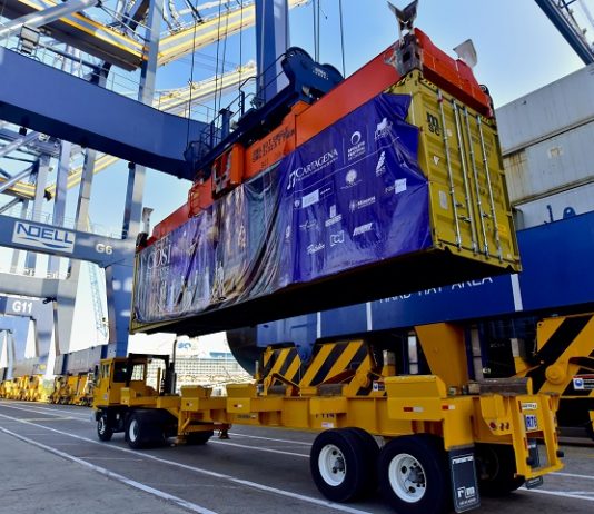 Desde Italia llega al puerto de Cartagena la producción de la Ópera Così Fan Tutte Contenerdor-con-escenografia-de-opera