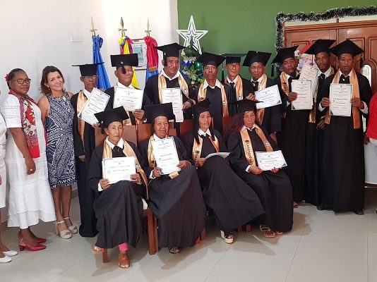 Recicladores de oficio de Cartagena cumplieron el sueño de ser bachilleres Recicladores-de-cartagena-bachilleres