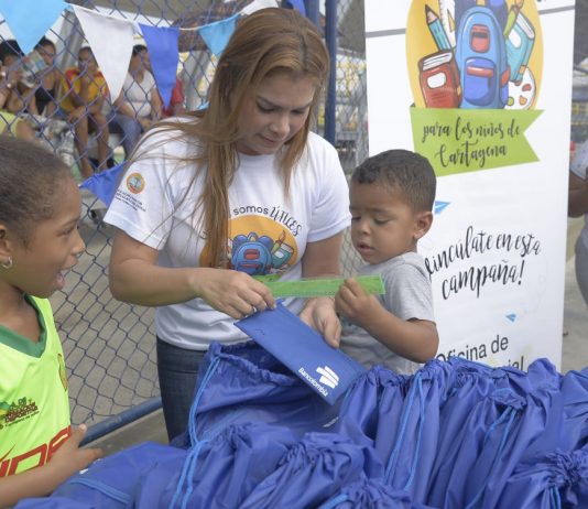 Distrito entrega Kits escolares en el barrio barrio Huellas Alberto Uribe Eliana Bustillo Villarreal kits escolares