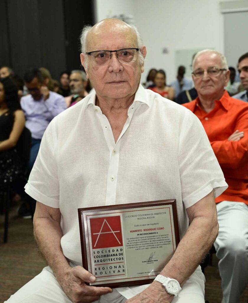 Humberto Rodríguez Puentes recibe premio a nombre de su hijo Humberto Enrique Rodríguez Cobo.
